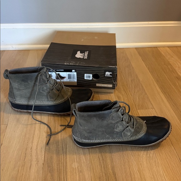 Sorel Out 'N About Leather Boots in Black and sage leather - Picture 3 of 5